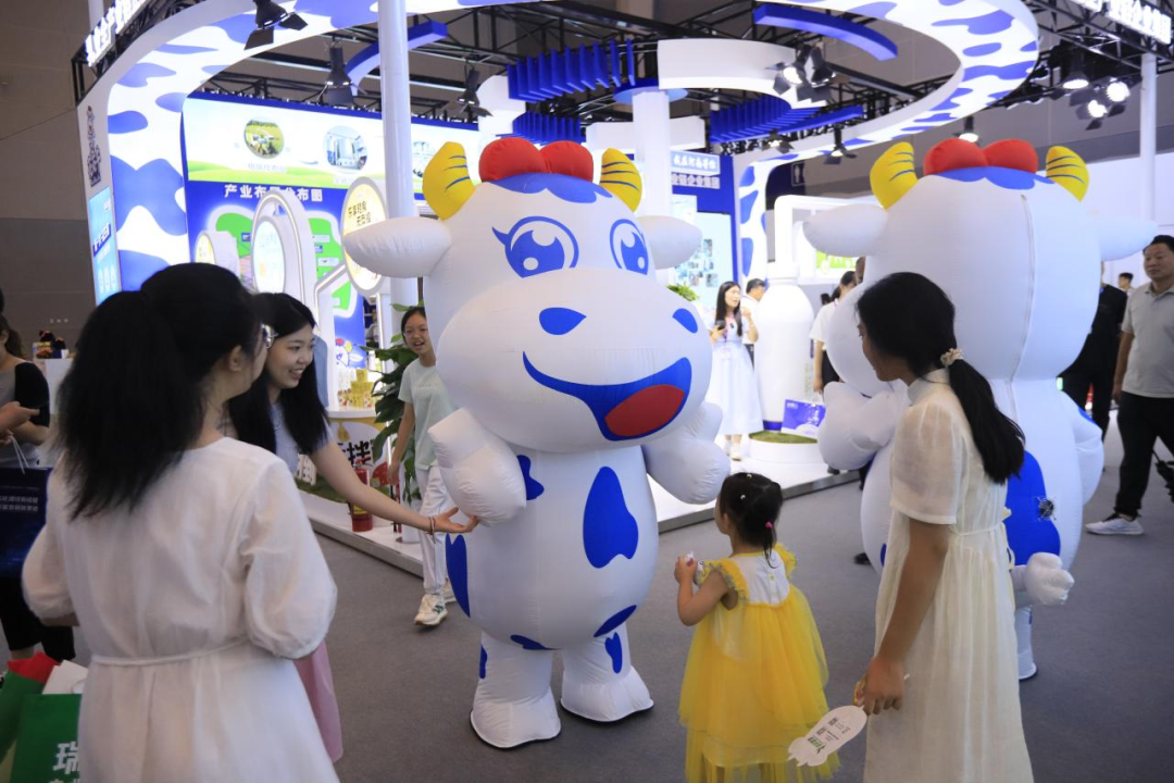 啟航新征程 點亮新賽道丨花花牛乳業(yè)集團參加第十四屆中國奶業(yè)大會暨D20峰會,榮獲“中國乳制品生產(chǎn)企業(yè)現(xiàn)代化等級5A級”評定殊榮 啟航新征程 點亮新賽道丨花花牛乳業(yè)集團參加第十四屆中國奶業(yè)大會暨D20峰會,榮獲“中國乳制品生產(chǎn)企業(yè)現(xiàn)代化等級5A級”評定殊榮