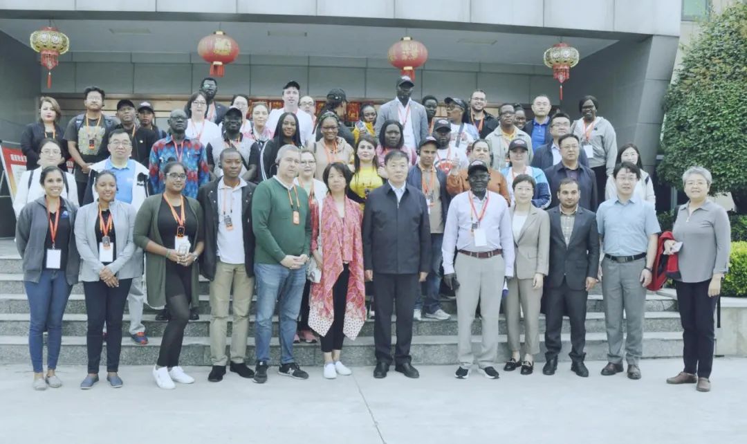 北京大學南南合作與發展學院教授、全球伙伴關系主任周詠梅一行蒞臨花花牛平輿瑞亞牧業參觀調研 北京大學南南合作與發展學院教授、全球伙伴關系主任周詠梅一行蒞臨花花牛平輿瑞亞牧業參觀調研