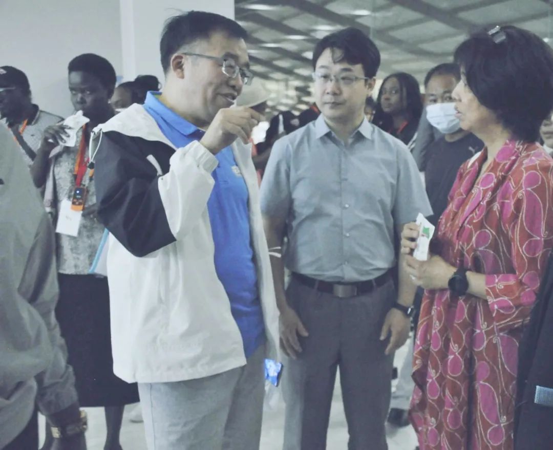 北京大學南南合作與發展學院教授、全球伙伴關系主任周詠梅一行蒞臨花花牛平輿瑞亞牧業參觀調研 北京大學南南合作與發展學院教授、全球伙伴關系主任周詠梅一行蒞臨花花牛平輿瑞亞牧業參觀調研