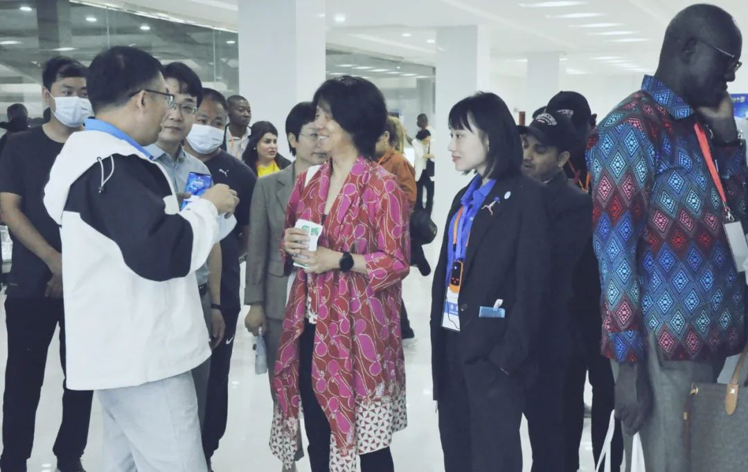 北京大學南南合作與發展學院教授、全球伙伴關系主任周詠梅一行蒞臨花花牛平輿瑞亞牧業參觀調研 北京大學南南合作與發展學院教授、全球伙伴關系主任周詠梅一行蒞臨花花牛平輿瑞亞牧業參觀調研