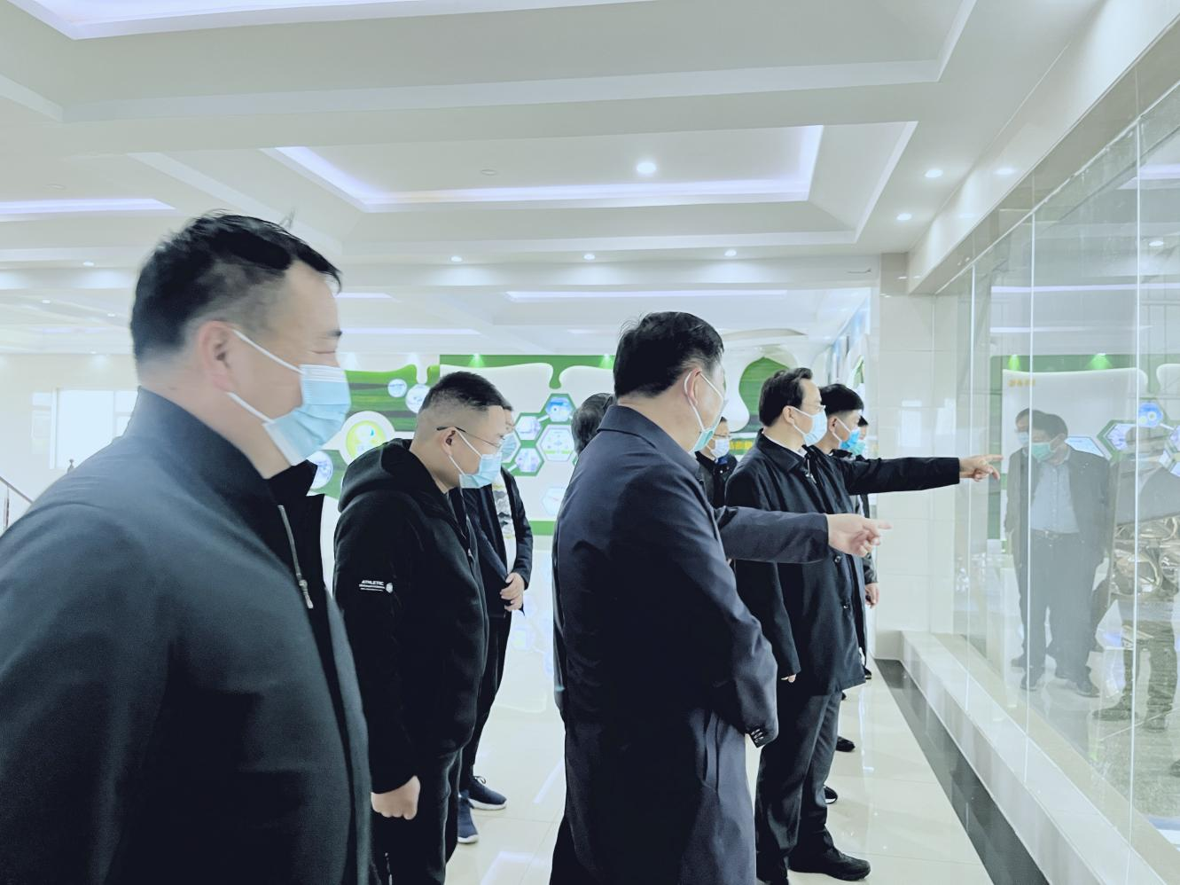 河南省人大常委會黨組書記、副主任孔昌生蒞臨花花牛魯山瑞亞牧場參觀調研