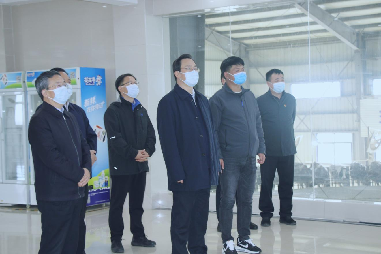 河南省人大常委會黨組書記、副主任孔昌生蒞臨花花牛魯山瑞亞牧場參觀調研