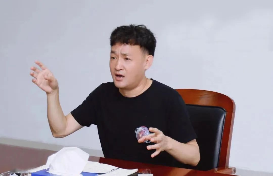 勇?lián)姑な卣齽?chuàng)新｜花花牛乳業(yè)集團召開營銷、養(yǎng)殖及飼料月度經(jīng)營工作會議