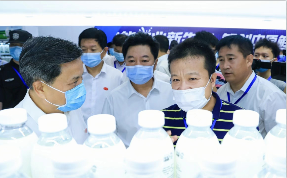 花花牛 | 第34屆中原畜牧業交易博覽會開幕河南省人民政府副省長武國定蒞臨花花牛展臺參觀