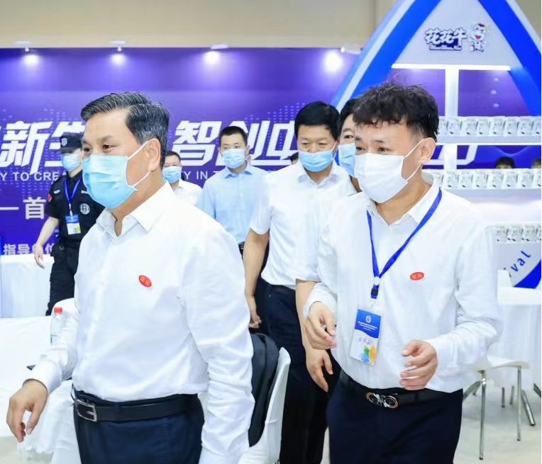 花花牛 | 第34屆中原畜牧業交易博覽會開幕河南省人民政府副省長武國定蒞臨花花牛展臺參觀