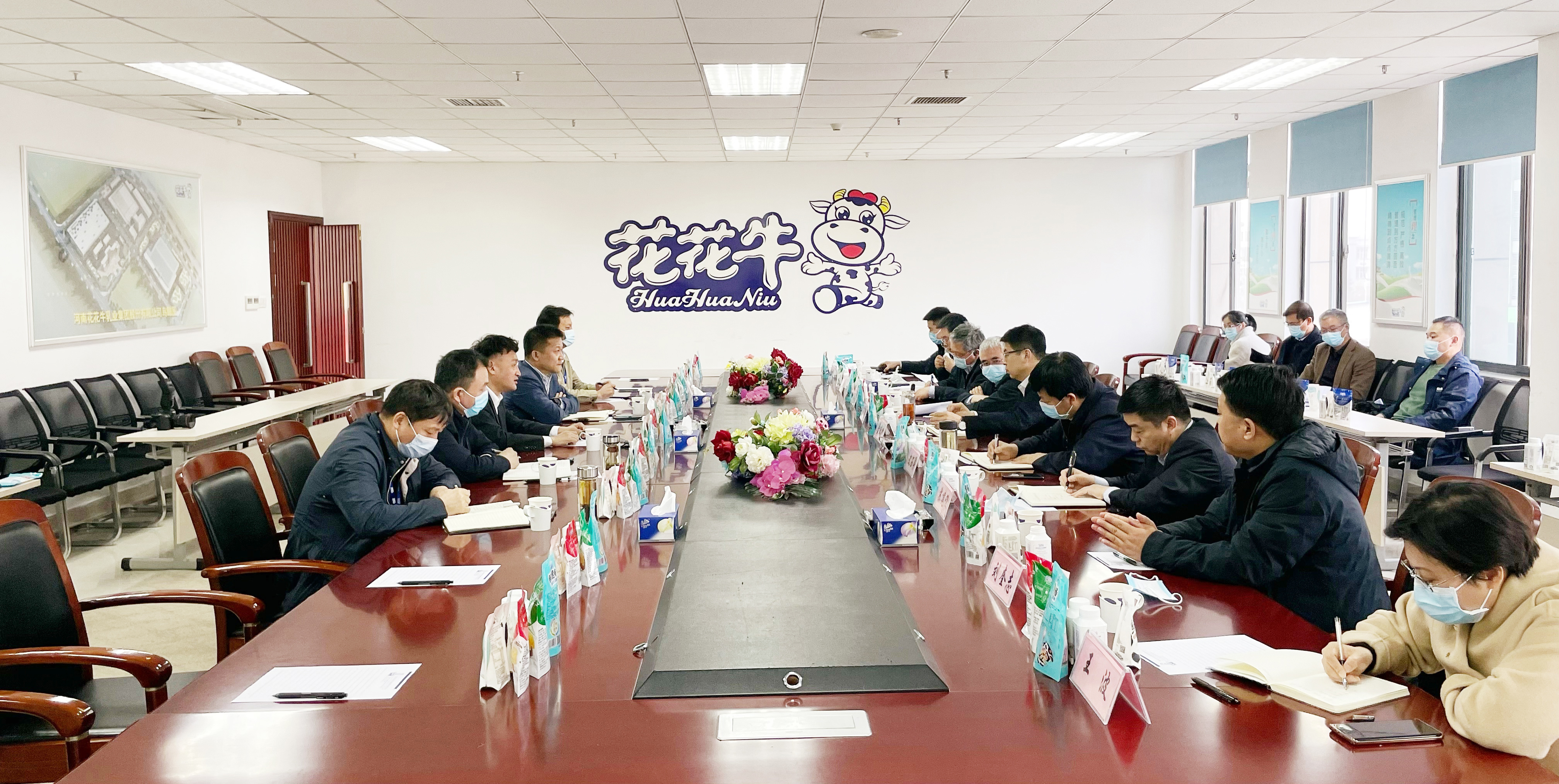 河南省委常委、副省長費東斌蒞臨 花花牛乳業(yè)集團調(diào)研