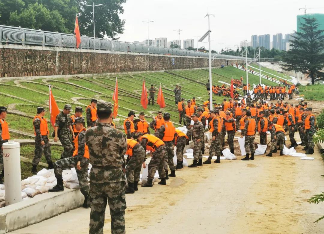 大雨無情人有情!花花牛乳業(yè)慰問常莊水庫抗洪搶險官兵 大雨無情人有情!花花牛乳業(yè)慰問常莊水庫抗洪搶險官兵