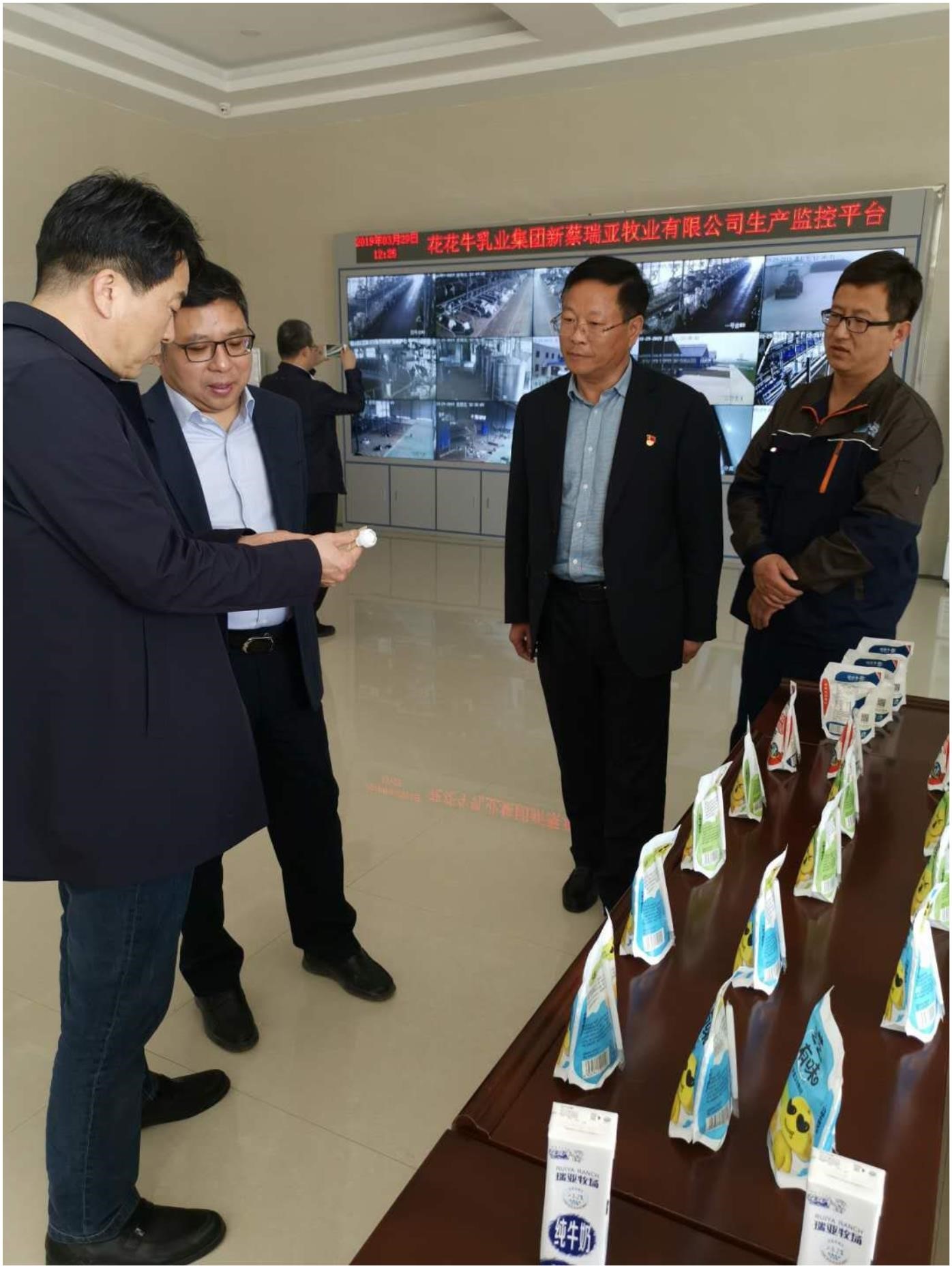 中國建設銀行河南省分行行長石永拴 蒞臨花花牛新蔡瑞亞牧業有限公司考察調研