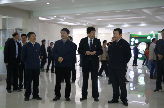 河南省農(nóng)牧業(yè)產(chǎn)業(yè)扶貧工作觀摩團(tuán)蒞臨花花牛集團(tuán)·魯山瑞亞牧業(yè)有限公司參觀考察