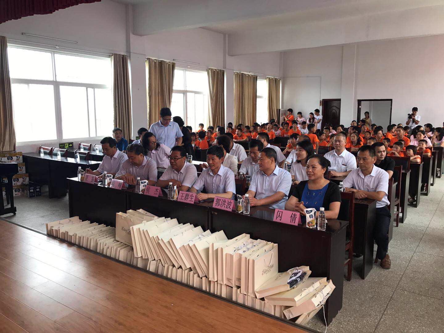 “關愛特殊兒童，讓愛灑滿人間—花花牛乳業(yè)集團2018中國小康牛奶行動” 公益助學泌陽捐贈儀式