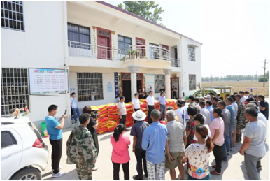 秋種化肥進農(nóng)戶 精準(zhǔn)扶貧及時雨 | 花花牛集團精準(zhǔn)扶貧在行動