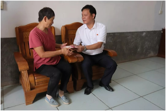 秋種化肥進農(nóng)戶 精準(zhǔn)扶貧及時雨 | 花花牛集團精準(zhǔn)扶貧在行動