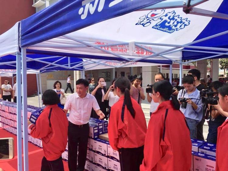 “健康中原，牛奶伴您行——花花牛乳業集團2018中國小康牛奶行動” 公益助學啟動儀式隆重舉行