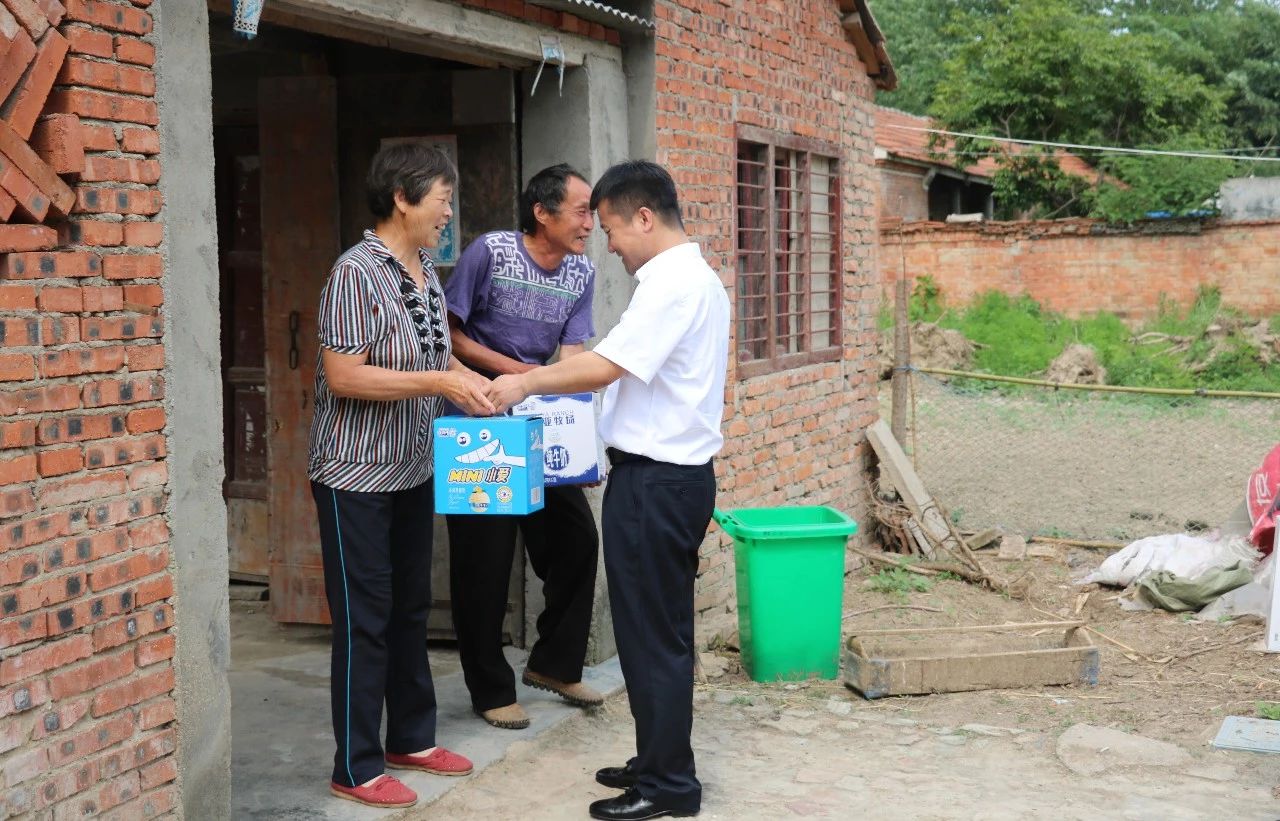 花花牛乳業集團走訪慰問貧困戶 結對幫扶暖人心 花花牛乳業集團走訪慰問貧困戶 結對幫扶暖人心