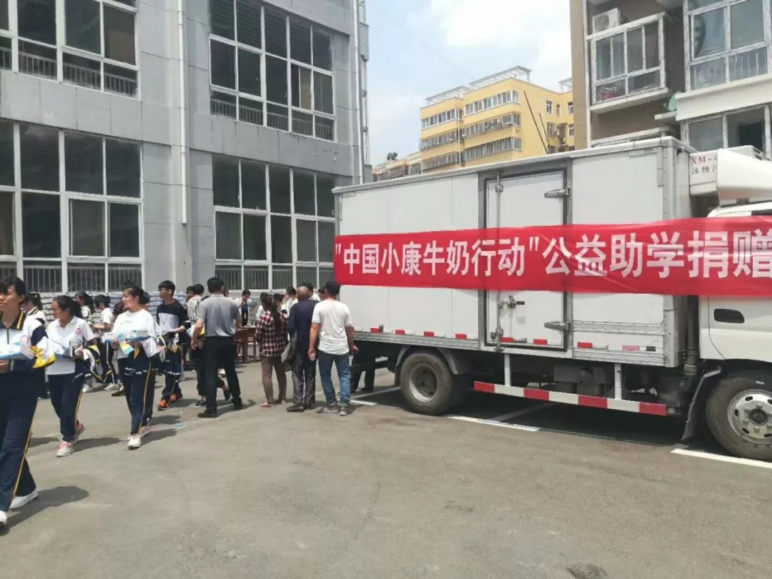 花花牛|捐助教育100萬元！做公益，我們是認真的！