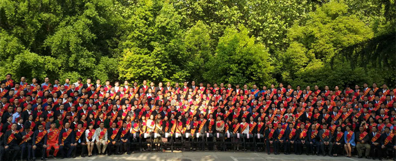 河南花花牛乳業集團股份有限公司阮曉琦、王曉龍榮獲“鄭州市勞動模范”榮譽稱號 河南花花牛乳業集團股份有限公司阮曉琦、王曉龍榮獲“鄭州市勞動模范”榮譽稱號