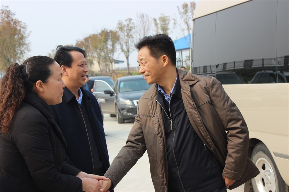 河南省財政廳副廳長龐學孟一行蒞臨花花牛集團養殖事業部魯山瑞亞牧業有限公司調研 河南省財政廳副廳長龐學孟一行蒞臨花花牛集團養殖事業部魯山瑞亞牧業有限公司調研