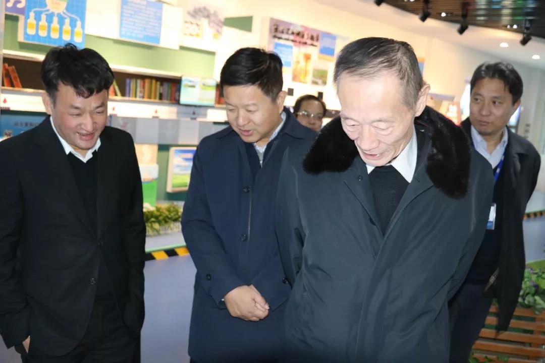 中國奶業協會高鴻賓會長蒞臨花花牛指導工作