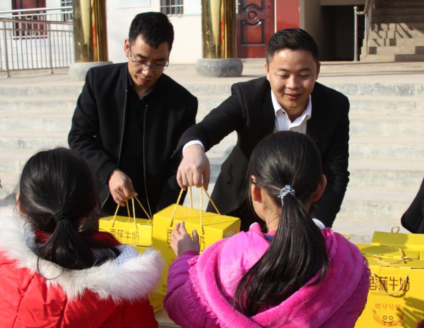 花花牛走進新密白龍廟村 讓山區的孩子喝到最新鮮的牛奶