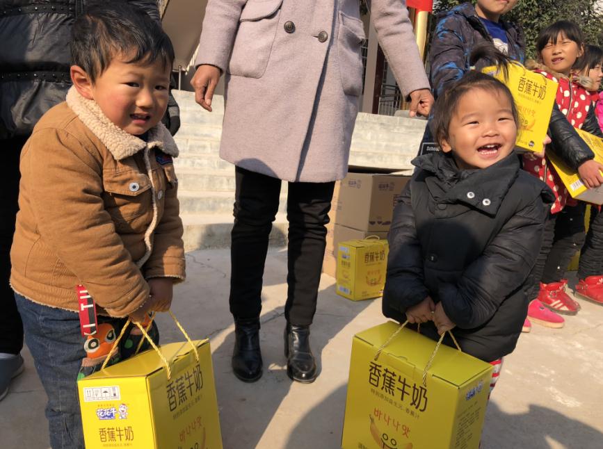花花牛走進新密白龍廟村 讓山區的孩子喝到最新鮮的牛奶