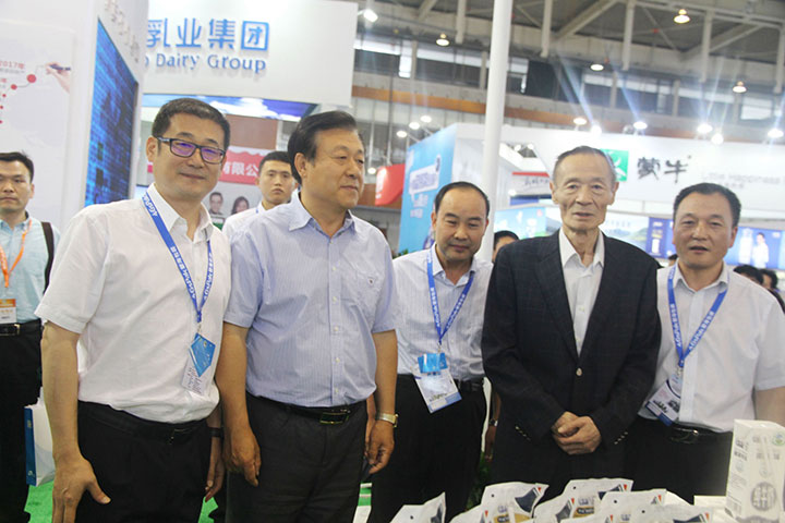 花花牛亮相第八屆中國奶業大會，又獲農業部長一聲贊！