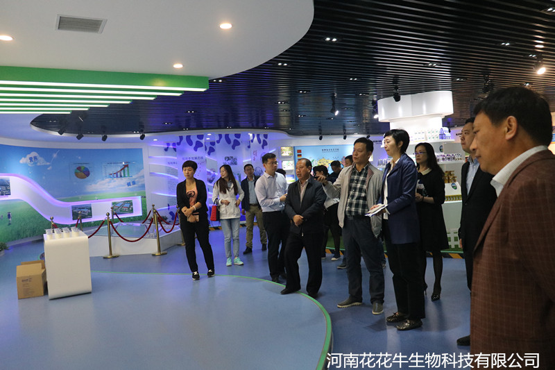 鄭州市二七區(qū)區(qū)委、統(tǒng)戰(zhàn)部部長王玉紅蒞臨花花牛生物科技有限公司參觀指導(dǎo) 鄭州市二七區(qū)區(qū)委、統(tǒng)戰(zhàn)部部長王玉紅蒞臨花花牛生物科技有限公司參觀指導(dǎo)