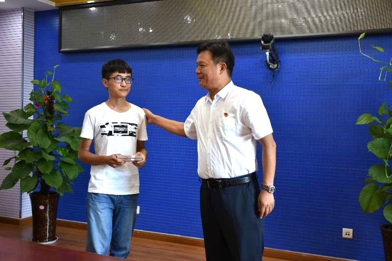 花花牛濟困解難，助力學子圓夢香江