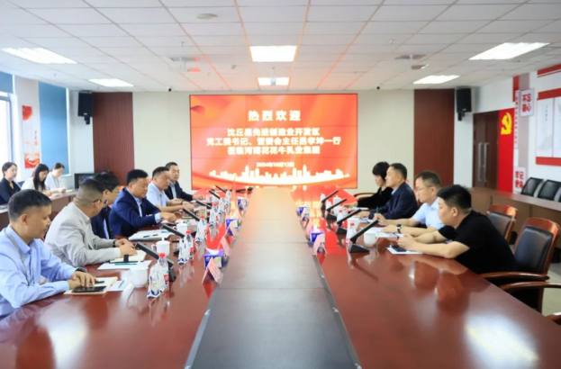 沈丘縣先進制造業(yè)開發(fā)區(qū)黨工委書記呂孝坤、金絲猴食品有限公司董事長李旸等一行到訪河南花花牛乳業(yè)集團