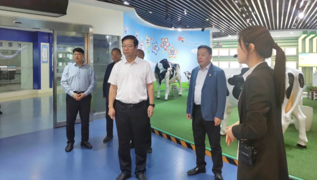 鄭州市人民檢察院黨組書記、代檢察長張道偉一行蒞臨河南花花牛乳業(yè)集團參觀調(diào)研